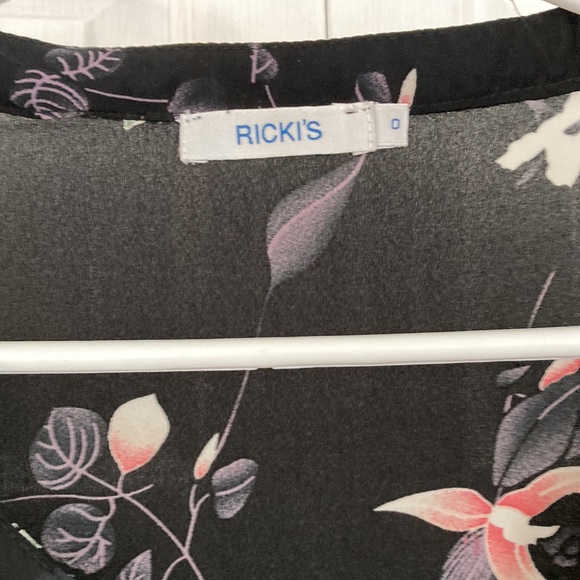 Black floral flowy top - Picture 5 of 5